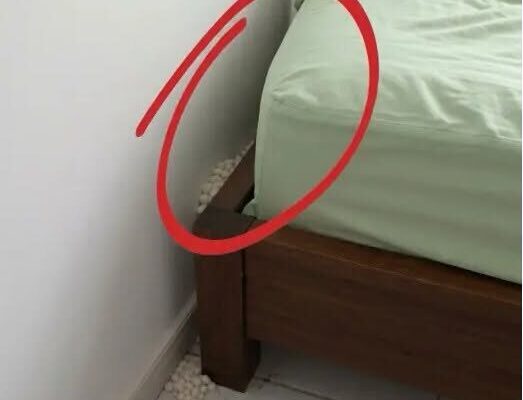 Ces étranges petites boules blanches près de votre lit : voici enfin ce que c’est vraiment