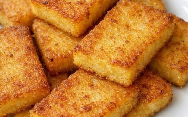 Tranches croustillantes de bouillie de maïs frite : un petit-déjeuner nostalgique qui allie croustillant et pur réconfort