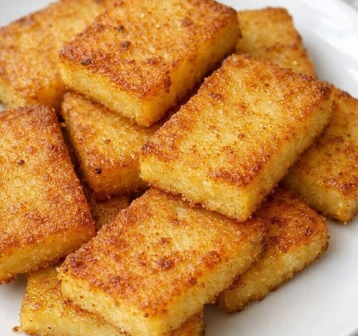 Tranches croustillantes de bouillie de maïs frite : un petit-déjeuner nostalgique qui allie croustillant et pur réconfort