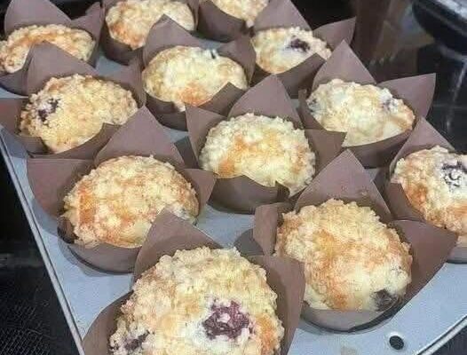 Ces muffins streusel aux myrtilles riches en protéines sont en quelque sorte un gâteau pour le petit-déjeuner (mais sain !).