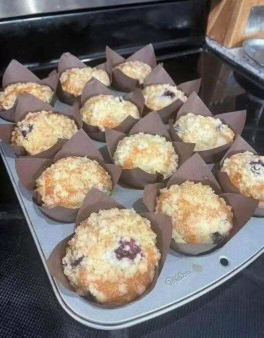 Ces muffins streusel aux myrtilles riches en protéines sont en quelque sorte un gâteau pour le petit-déjeuner (mais sain !).