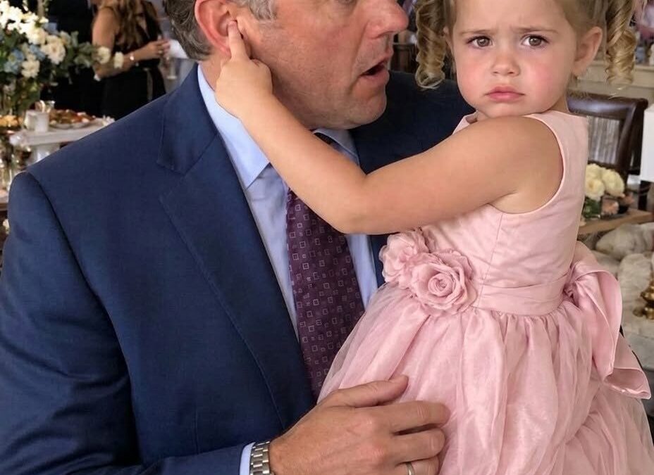 Ma fille de 4 ans a pointé l’oreille de mon patron et a dit : « Papa est là. »…